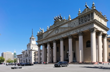 Центральный Московский ипподром / Мимо здания Центрального Московского ипподрома почти никто не проходит равнодушным. Всегда задерживается взгляд на квадриге из лошадей на крыше. Да и само здание привлекает своим величием.Ипподром — это всегда азарт. Азарт бегов и скачек. Азарт тотализатора, который вновь начал работать официально. Когда тотализатор был запрещён, посетители придумывали разные заклады вплоть до нумерации трамваев, которые придут на Беговую. Но теперь здесь вновь ставят на лошадей. Более тысячи рысаков ежегодно проходят испытания на Центральном Московском ипподроме.