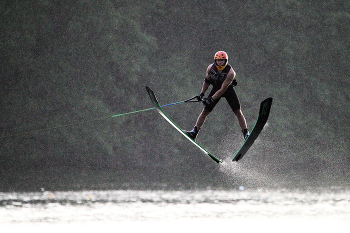 человек дождя / водные лыжи, прыжок с трамплина, вечер, дождь, rain man, василий мазуркевич