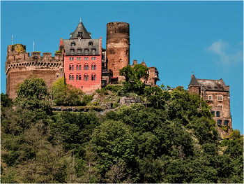 Прогулка по Рейну / Замок Катц(Burg Katz) расположен на правом берегу Рейна над городком Санкт-Гоархаузен. На самом деле он носил имя Замок Neukatzenelnbogen, но местные жители упростили название , переименовав его в Burg Katz . Замок строился с 1360 по 1371 год графом Katzenelnbogen. Причиной строительства , вероятно, было возведение рядом архиепископом Трира , политическим противником семьи Katzenelnbogen другого замка , который позже был назван замок Маус (Burg Maus) . Кроме того , вместе с замком Rheinfels на другой стороне Рейна , Neukatzenelnbogen составлял сеть замков , которые укрепляли могущество семьи Katzenelnbogen на юго-западе Германии.