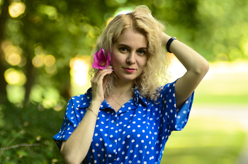 Портрет девушки / Платье яркое в горошек
В свете солнечного дня –
Это платье, мой хороший,
Я надела для тебя