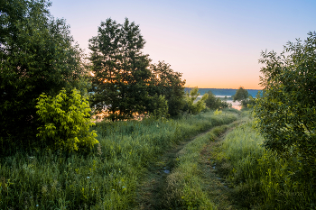 По дороге вдоль озера. / По дороге вдоль озера.