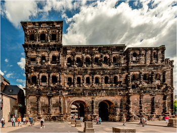 Порта-Нигра (нем. Porta Nigra, лат. Porta Nigra — «чёрные ворота») / Ворота Порта Нигра, что в переводе означает «Черные ворота», по праву считаются визитной карточкой Трира и числятся в Списке всемирного наследия человечества ЮНЕСКО. Построенные в 180 году в период расцвета Римской империи они являются древнейшим сохранившимся оборонительным сооружением Германии. Трир того времени, называемый еще «Северным Римом», был окружен высокой крепостной стеной с четырьмя въездными воротами. Единственные сохранившиеся и сегодня поражают своей мощью и величием. Их ширина составляет 36 метров, высота 30 метров и глубина 21,5 метра.