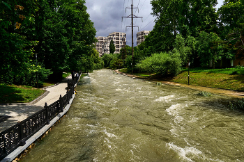 Салгир разбушевался / Крым. Симферополь. Река Салгир в период сброса воды из водохранилища
