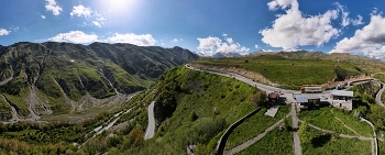 Грузия. Военно-Грузинская дорога / Невероятно живописная высокогорная дорога, соединяющая Тбилиси с Владикавказом протянулась на 200 км. По всей дороге встречаются знаковые для Грузии места: Мцхета, монастырь Джвари, крепость Ананури, гора Казбек и Троицкая церковь в Гергети, Гудаури и его смотровая площадка, Крестовый перевал, остатки сигнальных башен, горные реки, вершины, ущелья, пропасти и тд. Все это прекрасно в любое время года. Нам же посчастливилось наблюдать все это в зеленых красках лета.