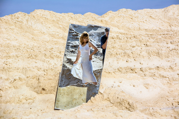 Фотосессия / фотосессия с зеркалом в песчаном карьере.