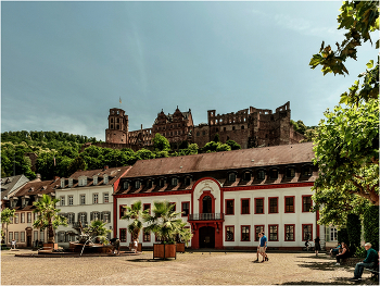 Город Гейдельберг (Германия) / Гейдельбергский замок - самая известная достопримечательность города и шедевр немецкого ренессансного зодчества. Представляет собой внушительное сооружение из красного песчаника, построенное в 16 веке на 200-метровом склоне холма. Гейдельбергский замок был основан в 13 веке как военная крепость. В 15-м и 16-м веках он был превращен в дворец для местных курфюрстов. После его разрушения французами, опустошившими Пфальц в 17 веке, он был заброшен. Сейчас Гейдельбергский замок считается одним из самых живописных руин в Германии.