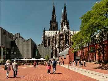 Кёльнский кафедральный собор / Кёльнский кафедральный собор – римско-католический храм, впервые упомянутый в королевской хронике Кёльна в 1248 году. День Вознесения Пресвятой Девы Марии в 1248 г. считают началом строительства уникального сооружения. Кёльнский собор – место, где вы увидите святые мощи трёх волхвов в драгоценном реликварии. В сокровищнице собора также хранится посох апостола Петра, изображение распятого на кресте Иисуса (X в.), скульптура Девы Марии из резного дерева (XIII в.), собрание древних рукописей.