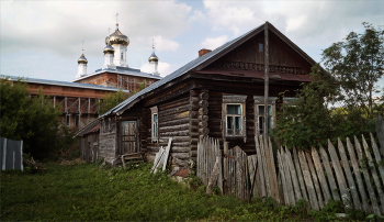На сельской улице / Вид с улицы на Казанскую церковь (1765г.) в селе Худошино.