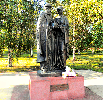 Памятник Петру и Февронии в Иркутске / Праздник день семьи, любви и верности отмечается 8 июля и приурочен к православному дню памяти святых князя Петра и его жены Февронии Муромские