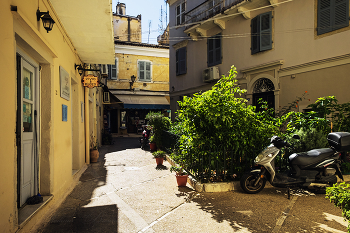 В тени / Корфу, Керкира