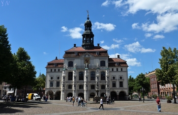 Rathaus Lueneburg / Люнебург (Lüneburg) - старинный город Германии, основанный в X веке нашей эры. Известен добычей соли с древних времен, примерно с XIII века. Благодаря торговле солью Люнебург стал процветающим городом Ганзейского союза.
Старый город очаровывает красивой архитектурой, в которую гармонично вписывается современная инфраструктура с кафе и ресторанами, разными магазинами, сферой услуг и госучреждениями.
На фото здание ратуши. В выходные дни перед ратушей выстраиваются торговые ряды, толчея невероятная, сфотографировать здание можно только фрагментально. В этот раз я была в Люнебурге в будний день, и мне удалось снять здание во всей красе.
Слайд-шоу о Люнебурге:
https://www.youtube.com/watch?v=9O10fvU4r0g&list=PLVht4TW8GcgP3ijy2jhm3BAjDzz1-gpvG&index=4
