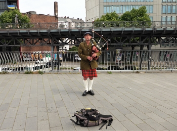 Игра на волынке / На фото музыкант, играющий на волынке в порту. Народу полно, гуляют по набережной за моей спиной и рядом с музыкантом. Я выбрала момент, чтобы на фото был только он
https://www.youtube.com/watch?v=zgiNbxFjzL8
https://www.youtube.com/watch?v=190JwL79KF4
https://www.youtube.com/watch?v=mH-ARj0ilTA
https://www.youtube.com/watch?v=g-HDOSvJTUo
https://www.youtube.com/watch?v=xFH56FdsGoo
https://www.youtube.com/watch?v=f1BgrJNDxTI