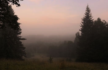 "Блаженна сонь заутренних минут ..." / "Блаженна сонь заутренних минут.
 Вот, кажется, по божьему веленью,
 Часы на стенке тикнут и замрут,
 Остановив прекрасное мгновенье ...
 Придвинув кресло к темени окна,
 Дыханьем утру помешать не смея,
 Я слушал, как молчала Тишина
 И, так же, молча, соглашался с нею ."
