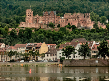 Гейдельбергский замок (Heidelberg Castle) / Гейдельбергский замок – один из старейших замков Германии, расположенный на зеленом холме возле Гейдельберга. Чтобы увидеть «самые легендарные немецкие руины», в старинный город, на северо-запад земли Баден-Вюртемберг, ежегодно приезжает более миллиона туристов. Наполовину разрушенные каменные строения возвышаются над долиной реки Неккар словно видения из прошлого и обладают особым романтическим шармом. Неслучайно о Гейдельбергском замке писали Виктор Гюго и Марк Твен, а его силуэты остались на полотнах известного британского живописца Уильяма Тёрнера.