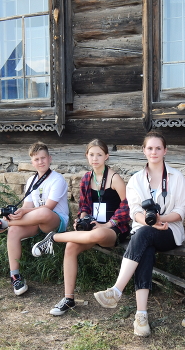 *Посиделки на завалинке** / Три юных фотографа сидят на завалинке старинного дома