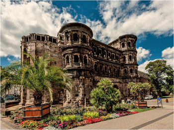 Порта Нигра, Trier, Germany / Порта Нигра — самые большие и наиболее хорошо сохранившиеся античные ворота во всём мире, входят в список объектов Всемирного наследия ЮНЕСКО и являются символом города Трир (Германия). Во времена Римской империи выполняли функцию городских ворот. Эти ворота, высота которых 29,3 м, были построены в 180 году без применения цемента.