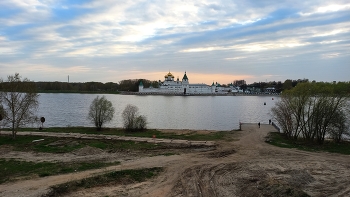 Вид на Ипатьевский монастырь в Костроме / Вид на Ипатьевский монастырь в Костроме