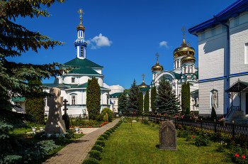 Раи́фский Богоро́дицкий монасты́рь / Раи́фский Богоро́дицкий монасты́рь — крупнейший действующий мужской монастырь Казанской епархии Русской православной церкви.