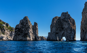 Скалы Фаральони у побережья о.Капри(2) / Каждая скала рифа Фаральони имеет свое название. Скала с аркой – это Фаральони ди Фуори. Существует поверие, если под ней проплыть и поцеловаться, то любовь будет нерушума, как скала :)