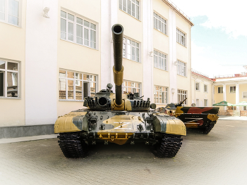 В середине России в тихом городе Е . / ...