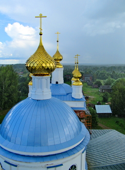 Справа дождь, а слева - солнце... / Казанский храм в Заозерье Ярославской области