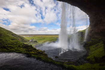 Исландия-2022. Водопад Сельяландсфосс (исл.Seljalandsfoss). / Водопад смело можно назвать самым известным водопадом Исландии. К нему стремятся фотографы и туристы во все времена года. Расположен он в Южном регионе Исландии. За водопадом можно пройти по тропинке, расматривая его с внутренней стороны.