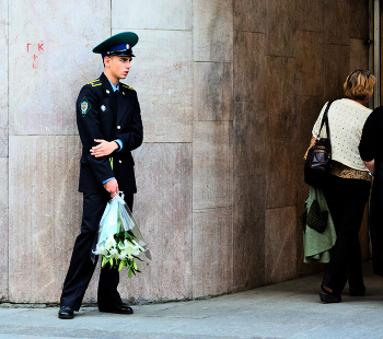 "Первая любовь - незабываемое чувство ..." / "Первая любовь -
 Незабываемое чувство.
 Вдруг застывает в венах кровь
 Лишь от ЕЕ улыбки грустной.
 Ты хочешь жить и хочешь петь
 Лишь от единственного взгляда.
 Ты можешь запросто взлететь -
 Лишь бы ОНА была бы рядом ..."