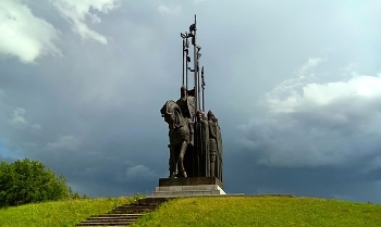 Опять сгущаются тучи над Русью ) / монумент Невскому в Пскове