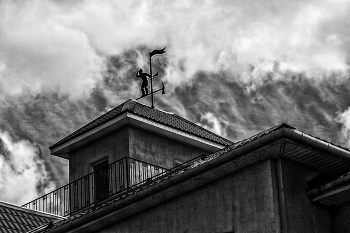 петушок с высокой спицы стал стеречь его границы... / флюгер на пожарной каланче