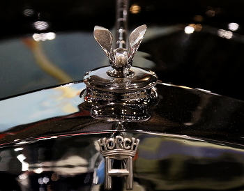 Автомобильные маскоты / Radiator mascot — автомобильный термин, эмблема на радиаторе или передней части капота автомобиля. Реже используется, еще один термин – «Hood ornament», автомобильная эмблема, он больше относится к современным эмблемам, но тоже может использоваться.