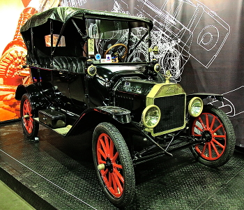 Ford model T / Ford Model T – автомобиль, с которого началась вся серийная автомобильная промышленность. Это детище гения Генри Форда, доказавшего миру, что автомобиль может быть недорогим в производстве и иметь привлекательный ценник, который позволил «посадить Америку на колёса».