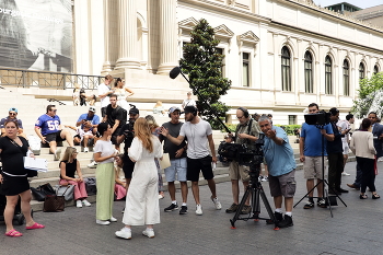 На съёмочной площадке у Метрополитен музея / Оператор просит меня выйти из зоны съёмки.