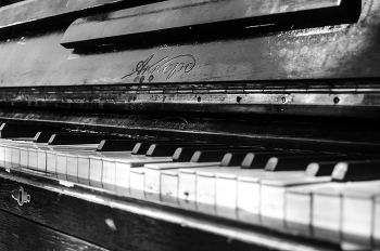 Аккорд / Старое сломанное фортепиано.