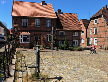 Мёльн. Старая колонка для воды / Мёльн — город в земле Шлезвиг-Гольштейн. Входит в Герцогство Лауэнбург. Население 18 487 человек. Занимает площадь 25,05 км².
Милый уютный городок с красивым зелёным парком с оригинальным фонтаном, большим озером с лодочной станцией, заповедником, старинными фахверковыми домами.
https://www.youtube.com/watch?v=0XfY0R_PXYA
https://www.youtube.com/watch?v=7PhdQ9cRII0
https://www.youtube.com/watch?v=fFGHXmM52sU