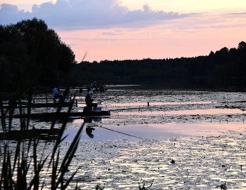 На вечерней зорьке / Вечер на озере. Рыбаки ловят свое счастье.