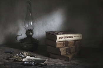 Старая история / Старые книги на столе