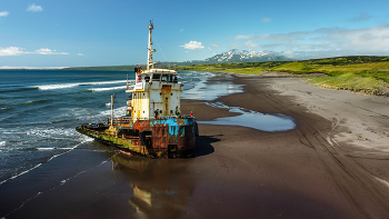 Зеркальный пляж / Севший на мель в 2015 году буксир Корунд