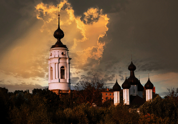 В ПОСЛЕДНИХ СОЛНЕЧНЫХ ЛУЧАХ. / ПЕРЕД ГРОЗОЙ.