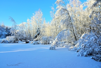 "Вечор, ты помнишь, вьюга злилась ..." / "Вечор, ты помнишь, вьюга злилась,
 На мутном небе мгла носилась;
 Луна, как бледное пятно,
 Сквозь тучи мрачные желтела,
 И ты печальная сидела -
 А нынче ... погляди в окно:
 Под голубыми небесами
 Великолепными коврами,
 Блестя на солнце, снег лежит ..."
 А.С.Пушкин