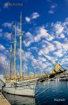 Парусник. / Высокорослое парусное судно на порте Vell Марины в Барселоне,Испании.
