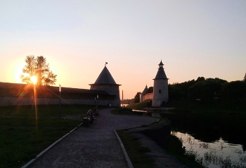 Закат над рекой Псковой / лето, солнце,день улям