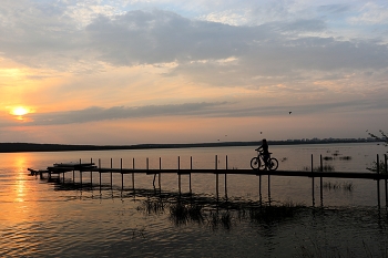 На закате дня ... / Краски волшебные в нежных тонах,
Играют чарующе на небесах ...