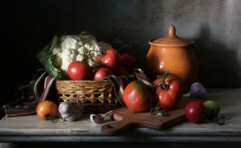 С помидорами / кухонный натюрморт