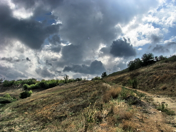 Высокий берег.... / Дорога на высокий берег, облака