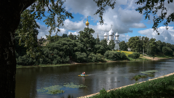 Вологда / Вологда, в шаге от центра. Река Вологда, за ней купола Софийского собора и соборной колокольни.