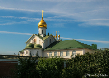Церковь Трёх Святителей в Богоявленском Старо-Голутвин монастыре. / ***