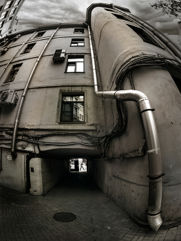Труба, люк и человеческая фигура / Старые дворы Санкт-Петербурга