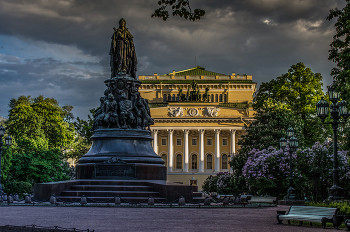 Екатерина II / Памятник Екатерине II в Екатерининском сквере в Санкт-Петербурге. На заднем плане Александринский театр.