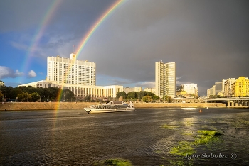 Радуга над Домом правительства / В минувшую пятницу правительство РФ показывало москвичам радугу.