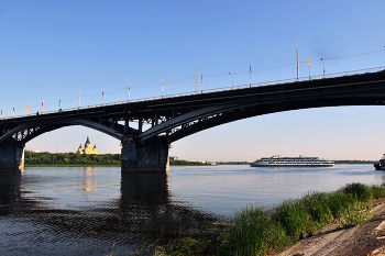 Нижегородская стрелка / Суда не заходят в Оку. Дойдя до Канавинского моста, они разворачиваются...
Владимир ЧААДАЕВ, главный инженер ФГУП «Канал имени Москвы»:- Верхнюю Оку мы уже потеряли! Безвозвратно. Темп осадки уровня воды в верхней Оке сумасшедший - за последние 20 лет двух метров просто не стало, хотя еще в 70-х годах река была судоходной. В свое время Москву-реку превратили из сточной канавы в нормальную реку с помощью гидротехнических сооружений. То же самое нужно делать с Окой, правда, уже в ее среднем течении, в верховьях - поздно.